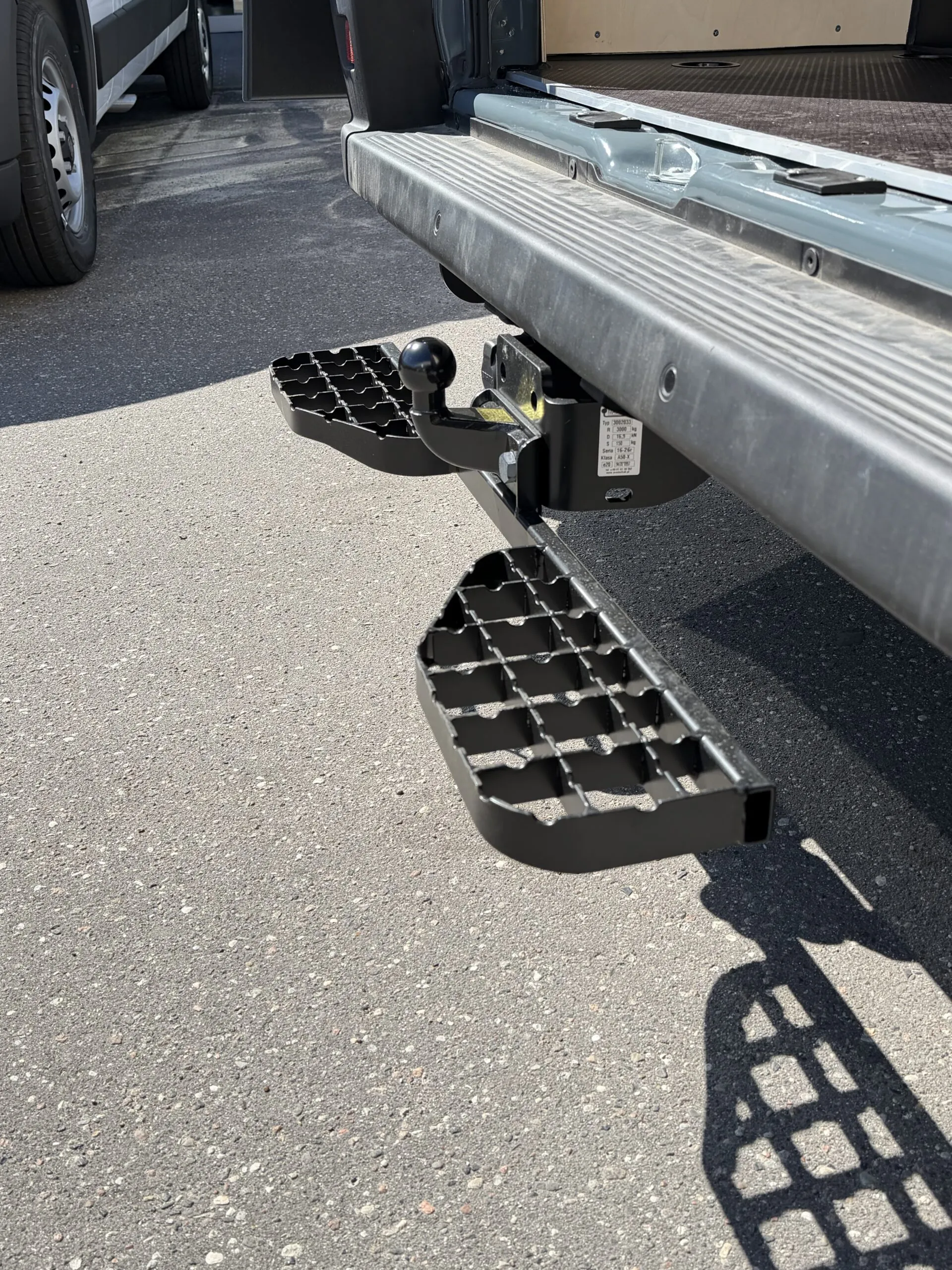 Podwójny stopień na hak holowniczy do Fiat Ducato, M16 - stabilne wejście do kampera i busa