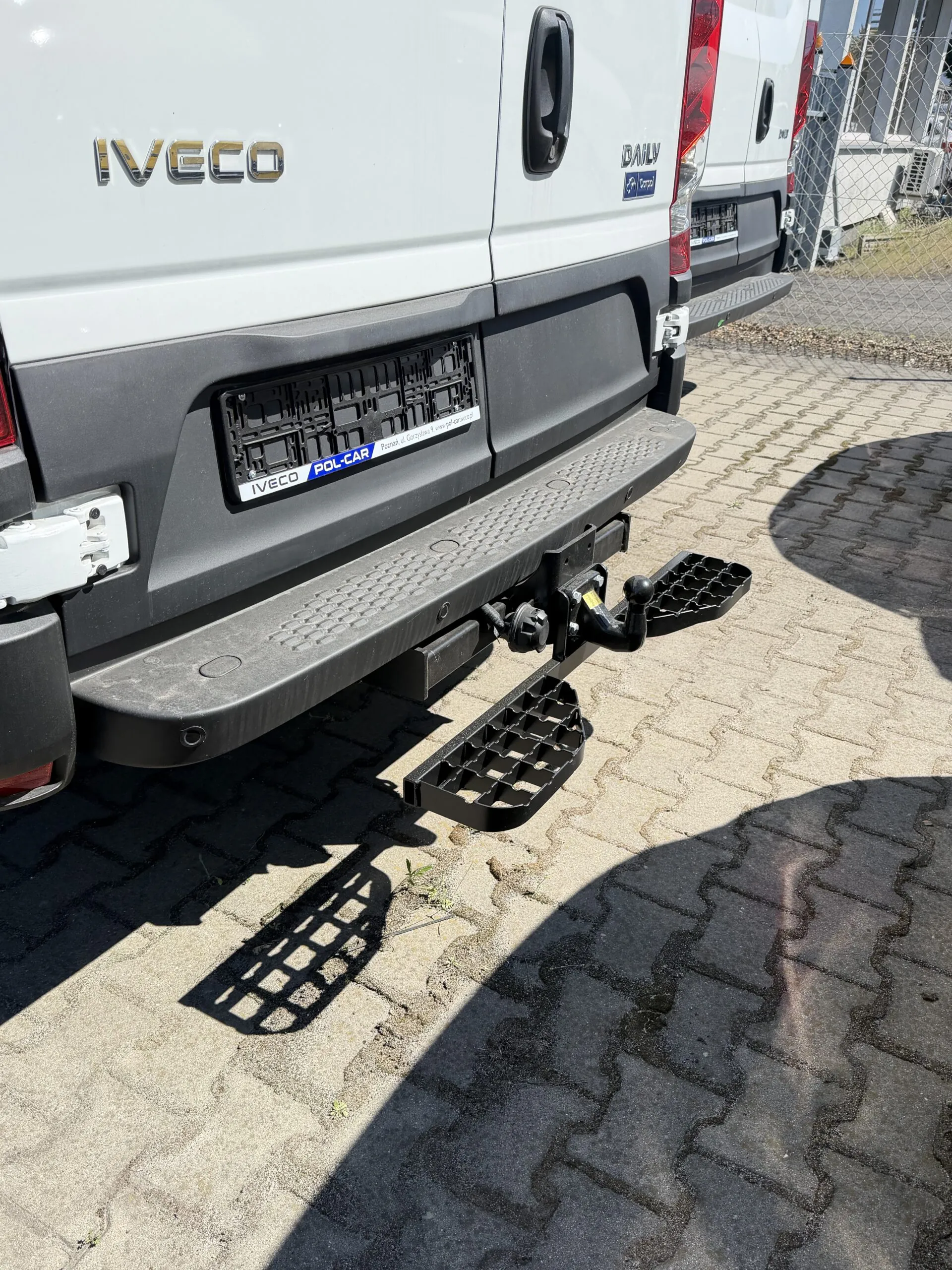 Podwójny stopień na hak holowniczy do Iveco Daily od 05/2014 - kula 4 śruby M10 (83x56 mm) - obrazek 3