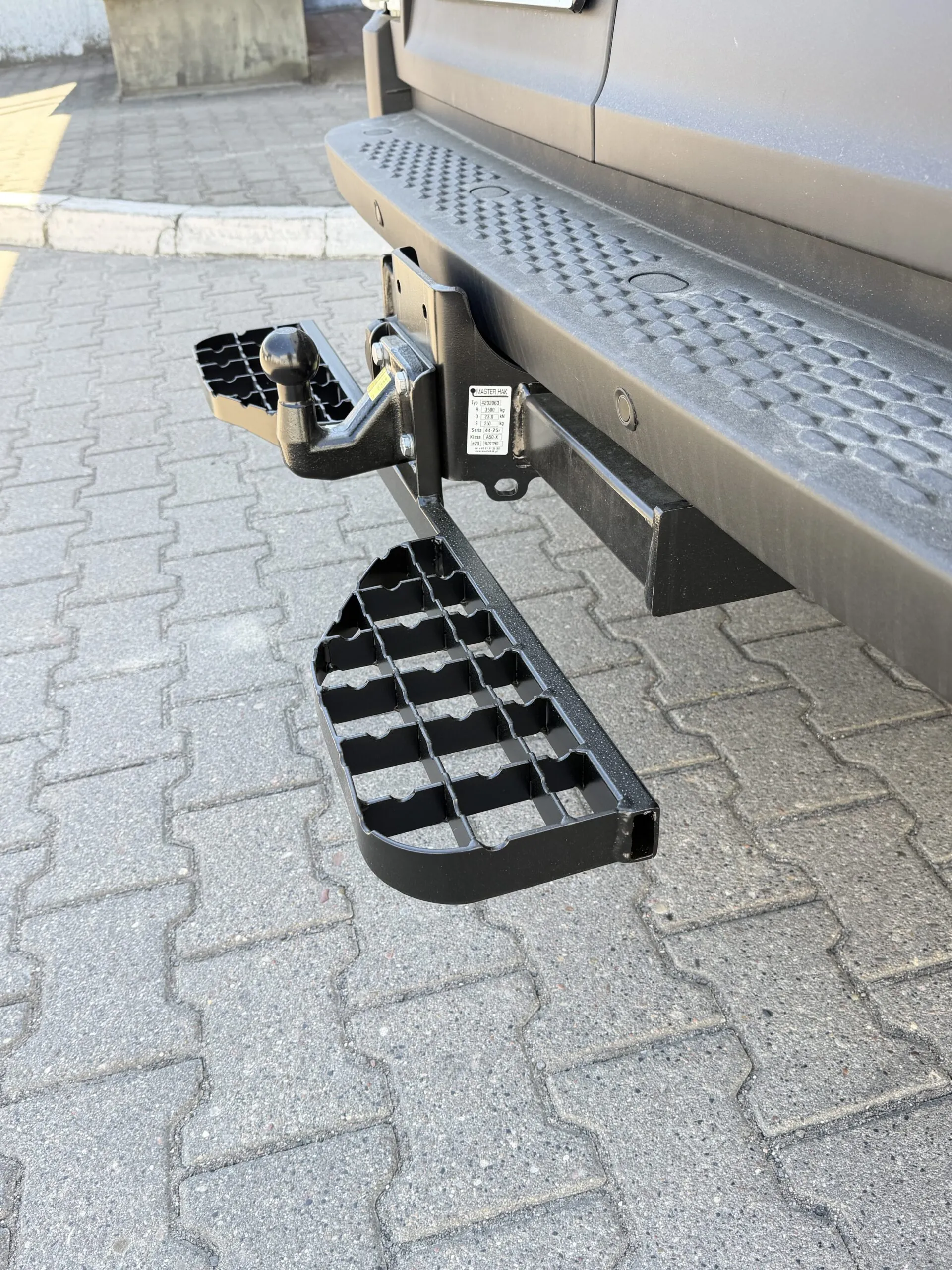Podwójny stopień na hak holowniczy do Iveco Daily od 05/2014 - kula 4 śruby M10 (83x56 mm) - obrazek 6