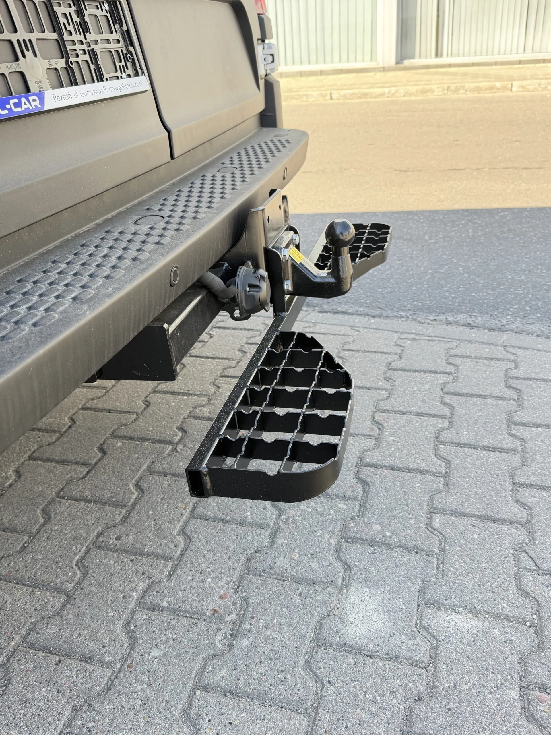 Podwójny stopień na hak holowniczy do Iveco Daily od 05/2014 - kula 4 śruby M10 (83x56 mm)