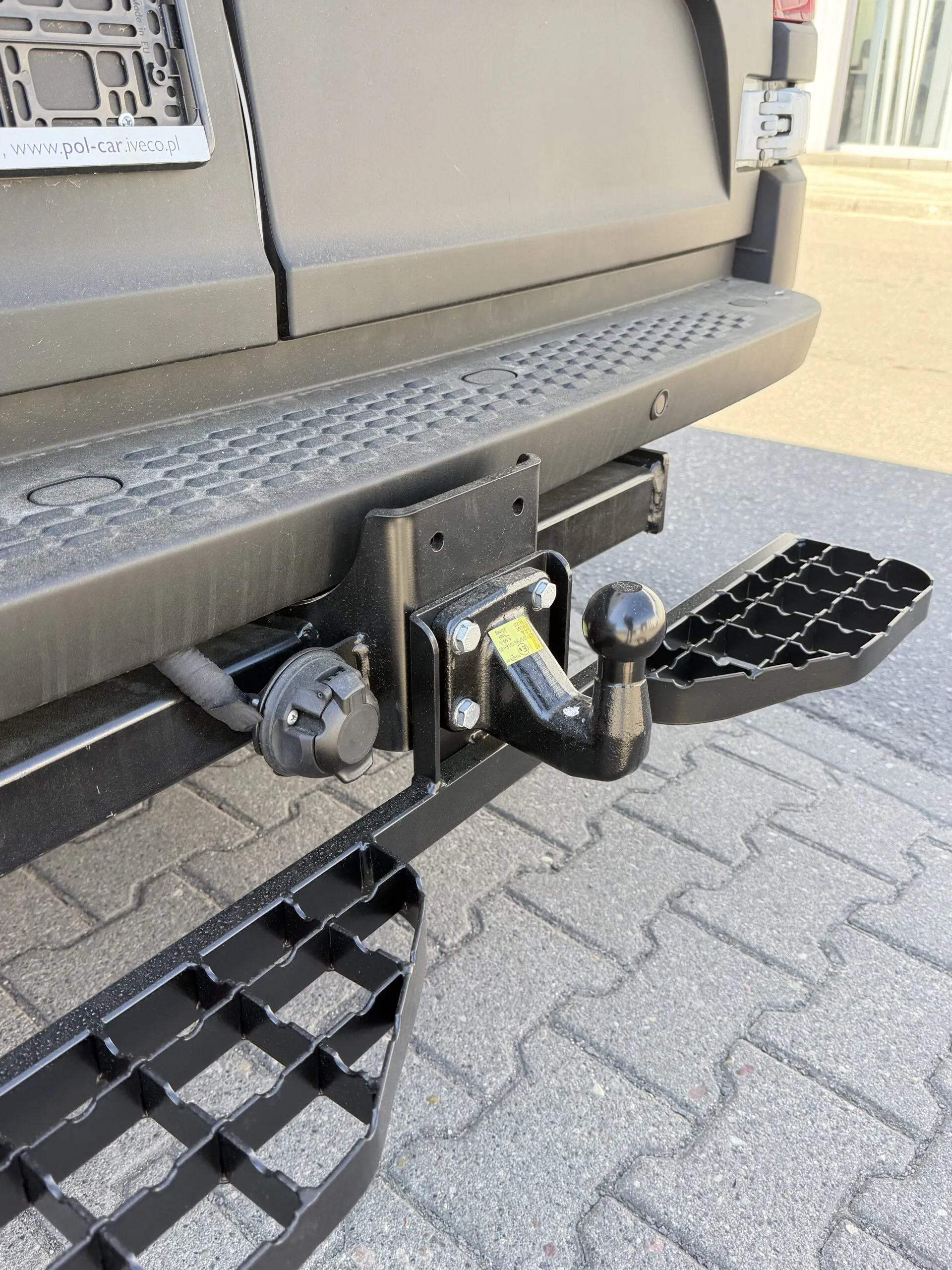 Podwójny stopień na hak holowniczy do Iveco Daily od 05/2014 - kula 4 śruby M10 (83x56 mm) - obrazek 8