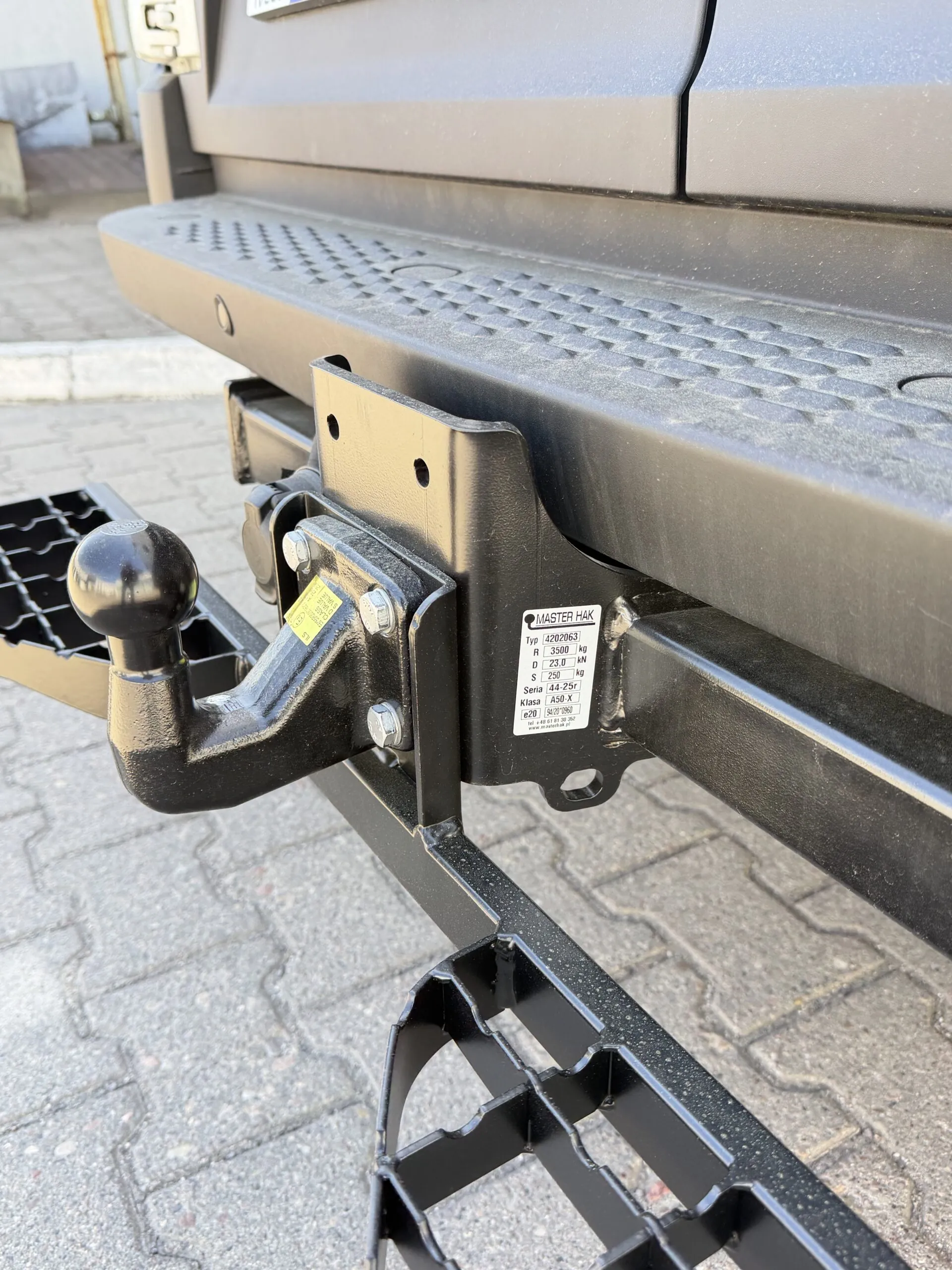 Podwójny stopień na hak holowniczy do Iveco Daily od 05/2014 - kula 4 śruby M10 (83x56 mm) - obrazek 9