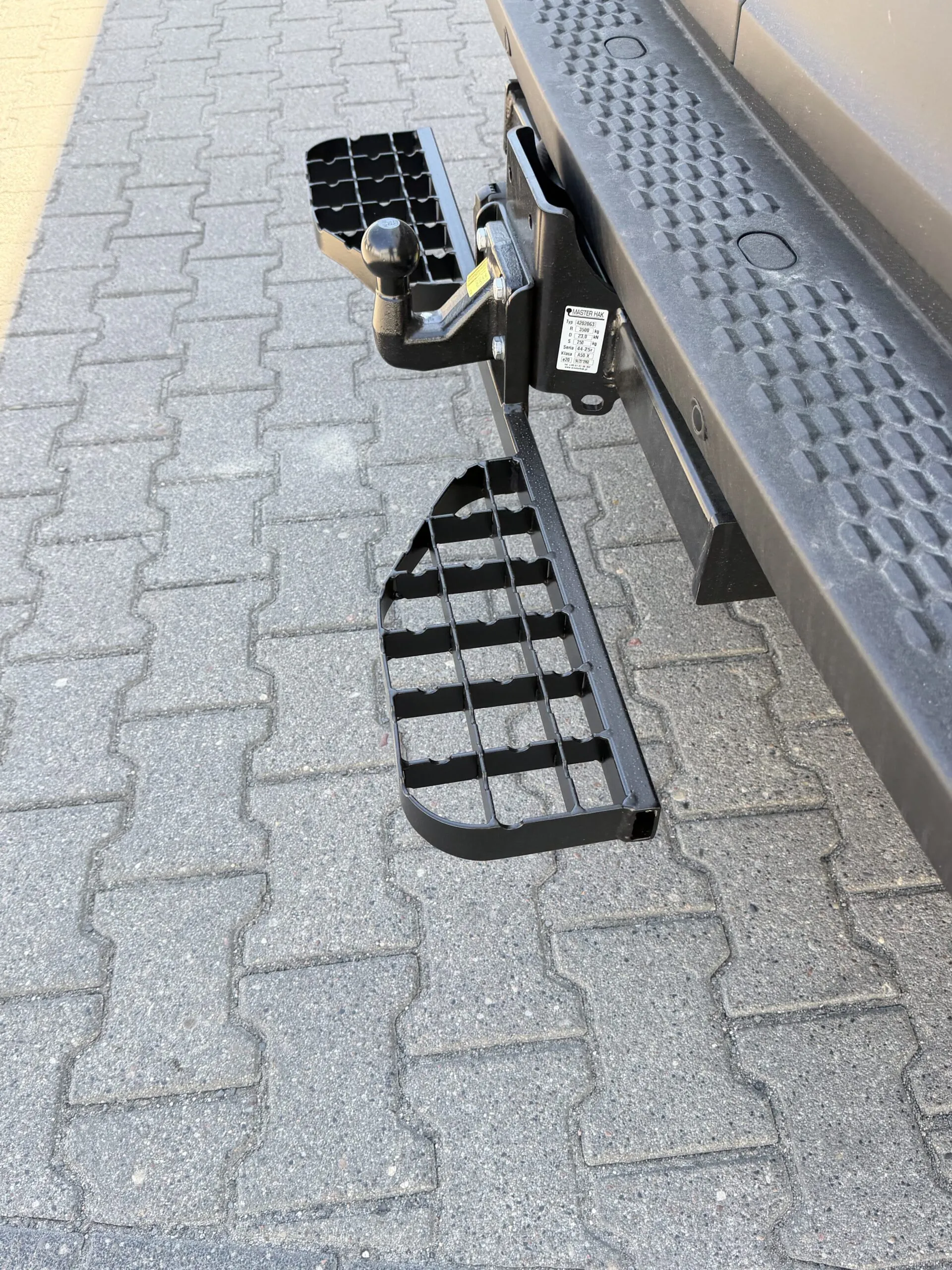 Podwójny stopień na hak holowniczy do Iveco Daily od 05/2014 - kula 4 śruby M10 (83x56 mm) - obrazek 12