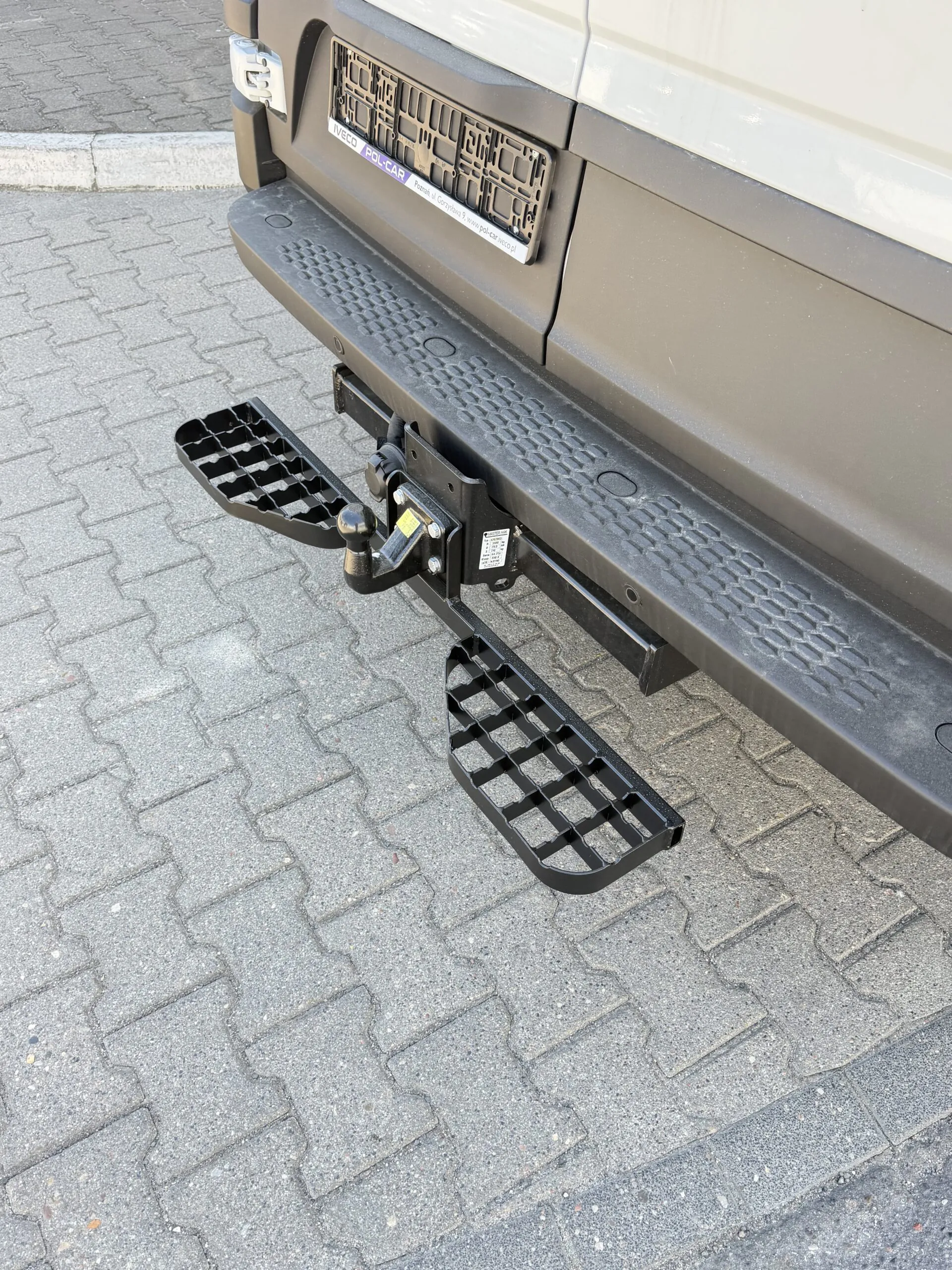 Podwójny stopień na hak holowniczy do Iveco Daily od 05/2014 - kula 4 śruby M10 (83x56 mm) - obrazek 2